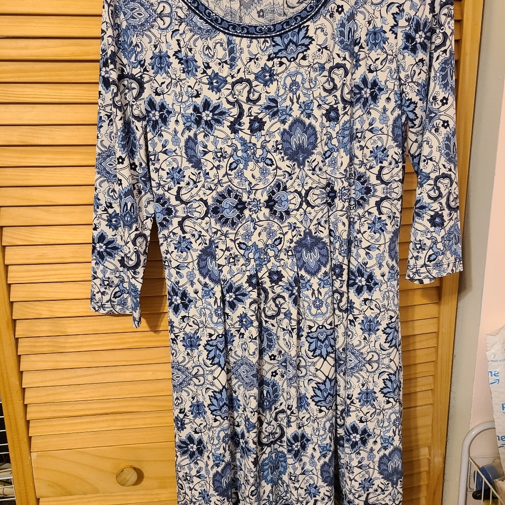 Blue white floral pattern 3/4 sleeve dress large